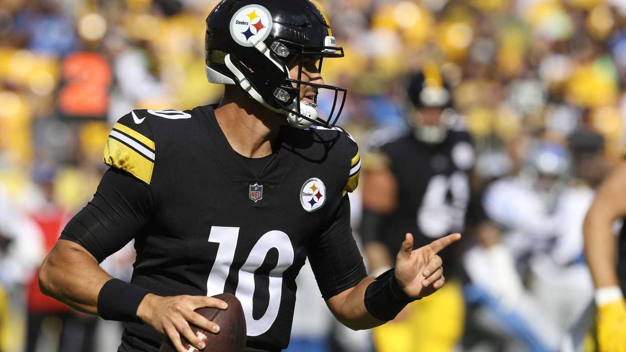 Mitch Trubisky pointing on the field