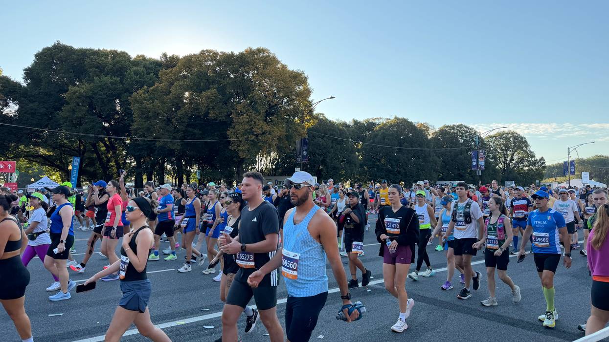 Runners from around the world take to the streets of Chicago for 48th marathon