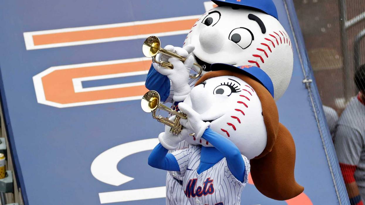 Mr. and Mrs. Met perform at Citi Field on June 1, 2022