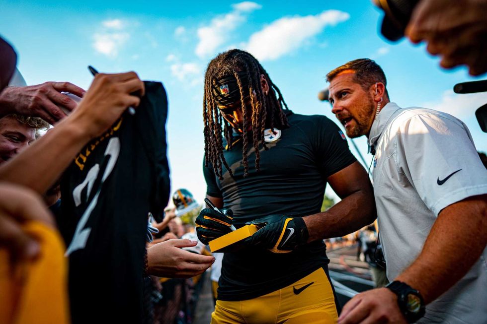 Najee Harris signing autographs
