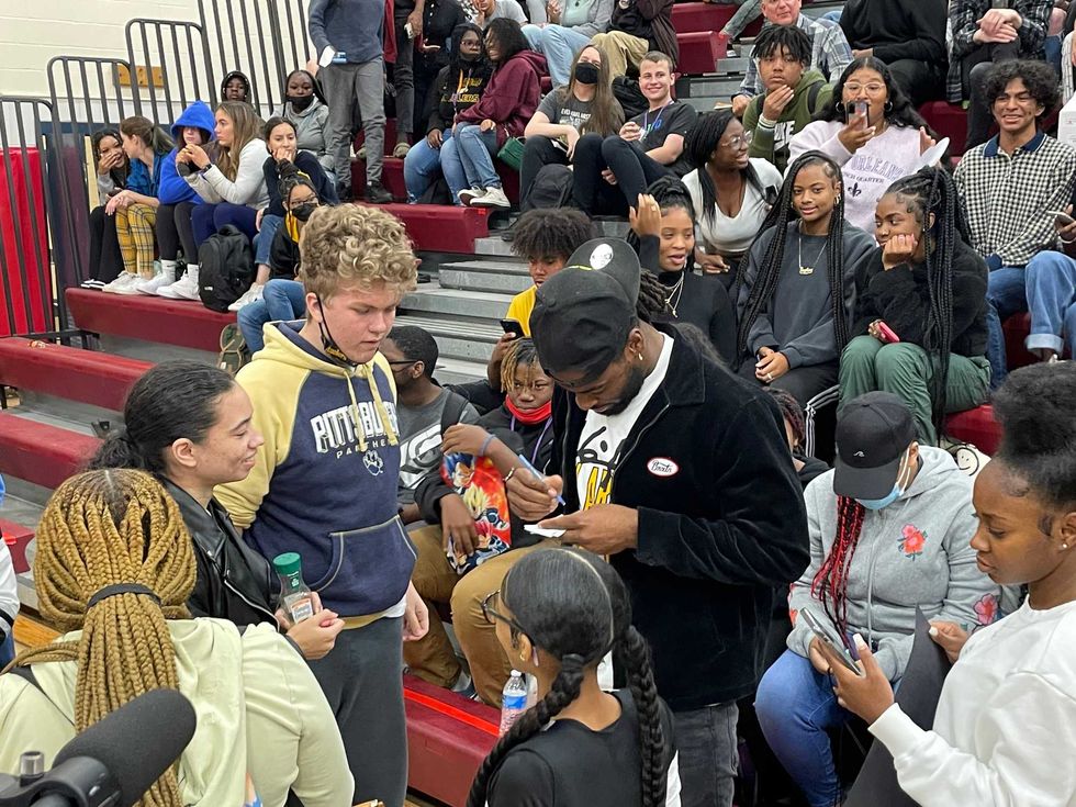 Najee Harris signing autographs