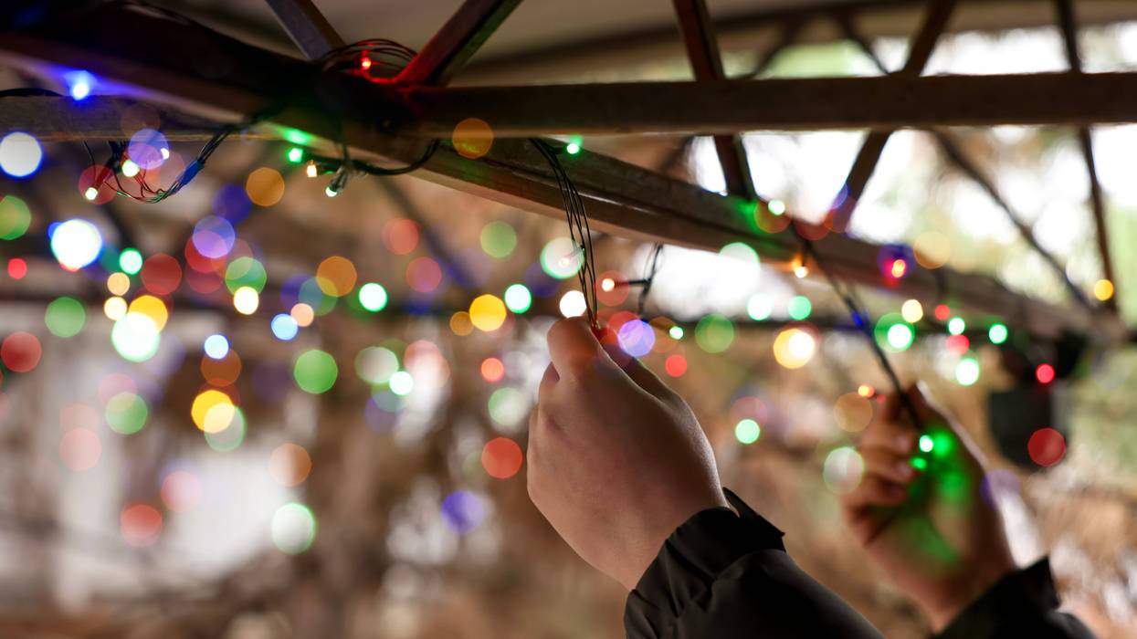 Neighbors in Dallas’ Preston Hollow neighborhood are temporarily blocking vehicle and pedestrian traffic near a popular holiday mansion display after securing a special event permit to address congestion and safety concerns.