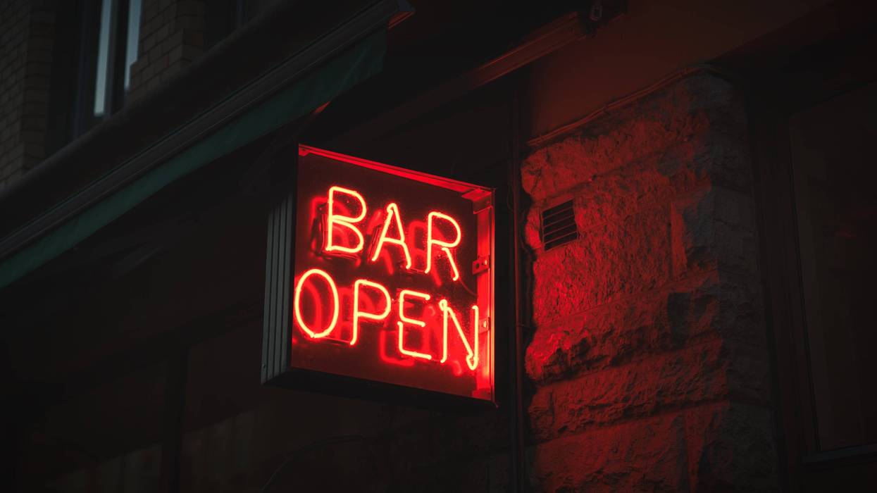 neon sign saying 'Bar Open'