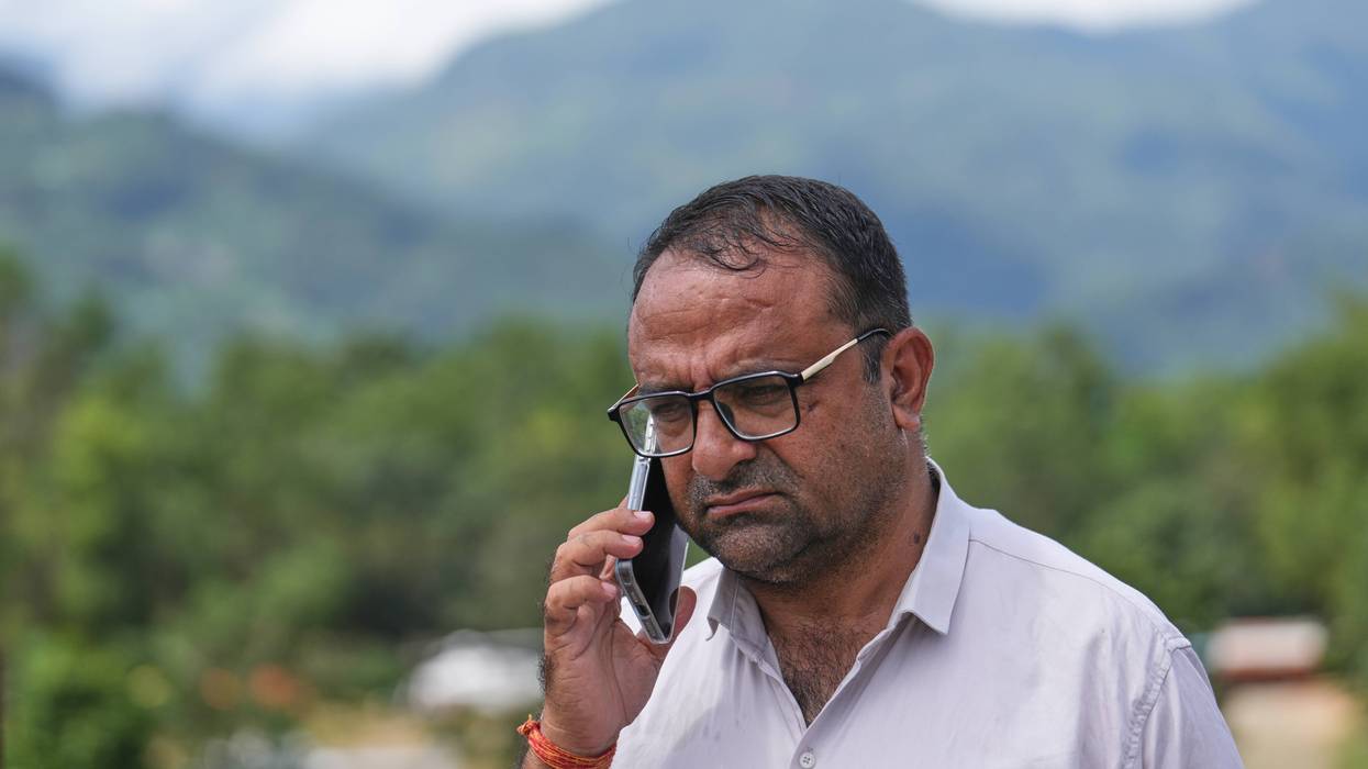 NEPAL INUNDACIONES MAESTRO DE ESCUELA