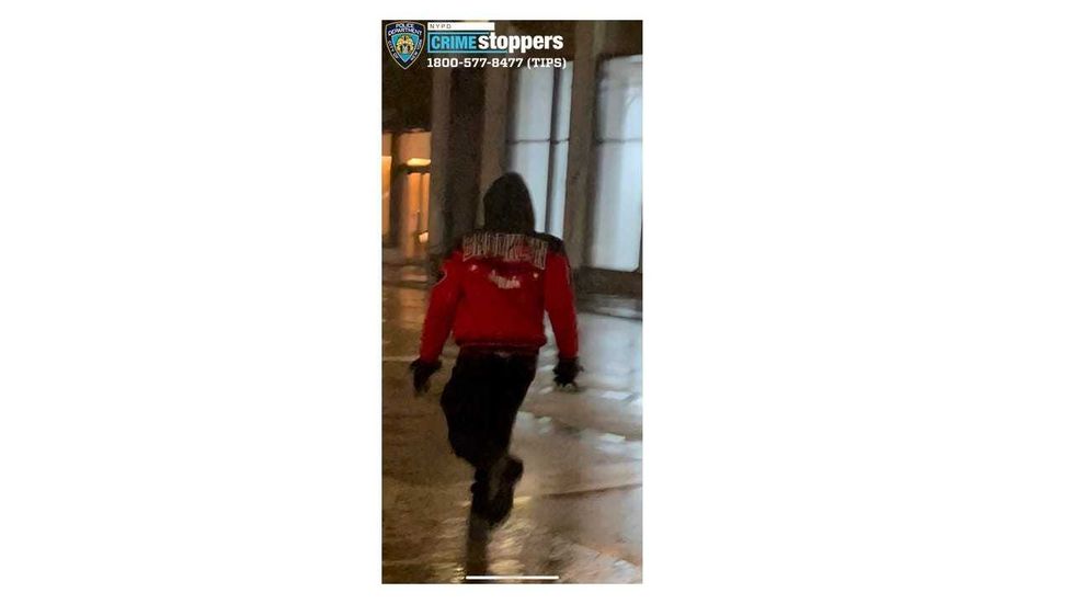 NEW YORK (1010 WINS) -- The NYPD is looking to identify a man wanted in connection to a robbery pattern in Lower Manhattan, officials said.