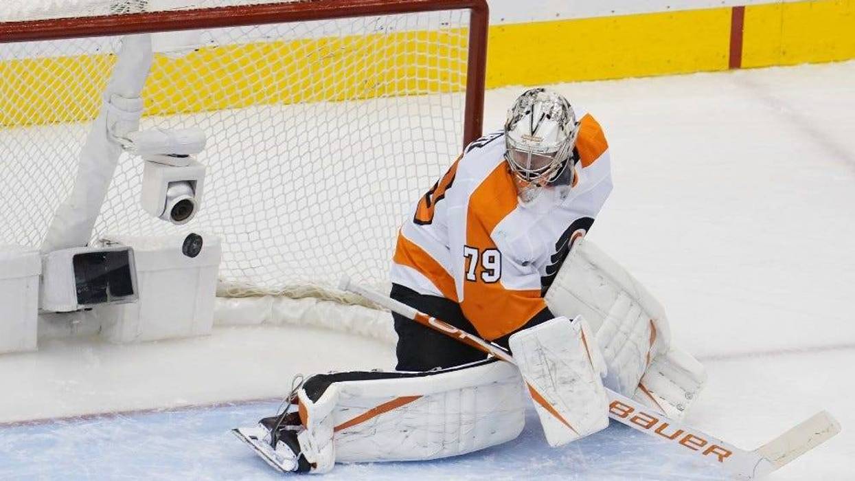 New York Islanders left wing Anders Lee (27) scores a goal past Philadelphia Flyers goalie Carter Hart (79)