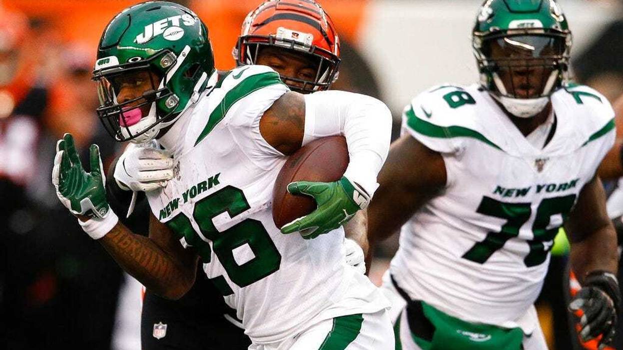 New York Jets running back Le'Veon Bell (26) runs the ball against Cincinnati Bengals linebacker Germaine Pratt, center, during the first half of an NFL football game, Sunday, Dec. 1, 2019, in Cincinnati.