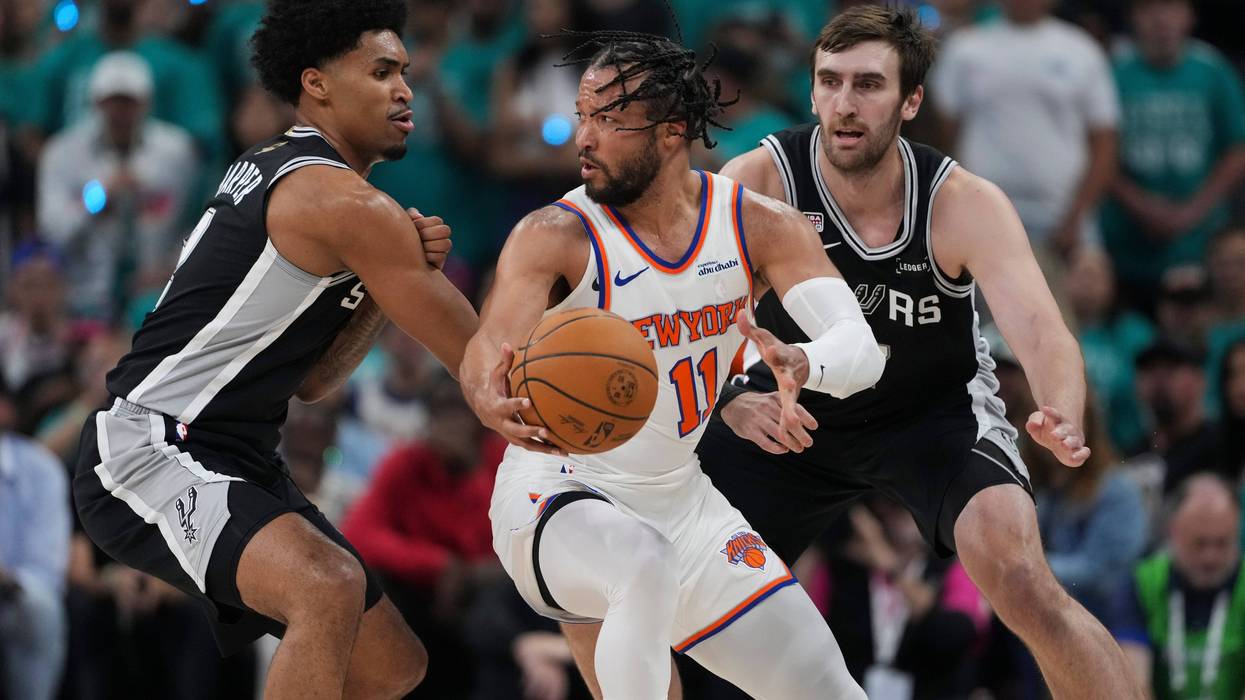 Brunson scores 30 and Knicks finish on 11-0 run, steal Game 1 from Spurs with 105-95 win