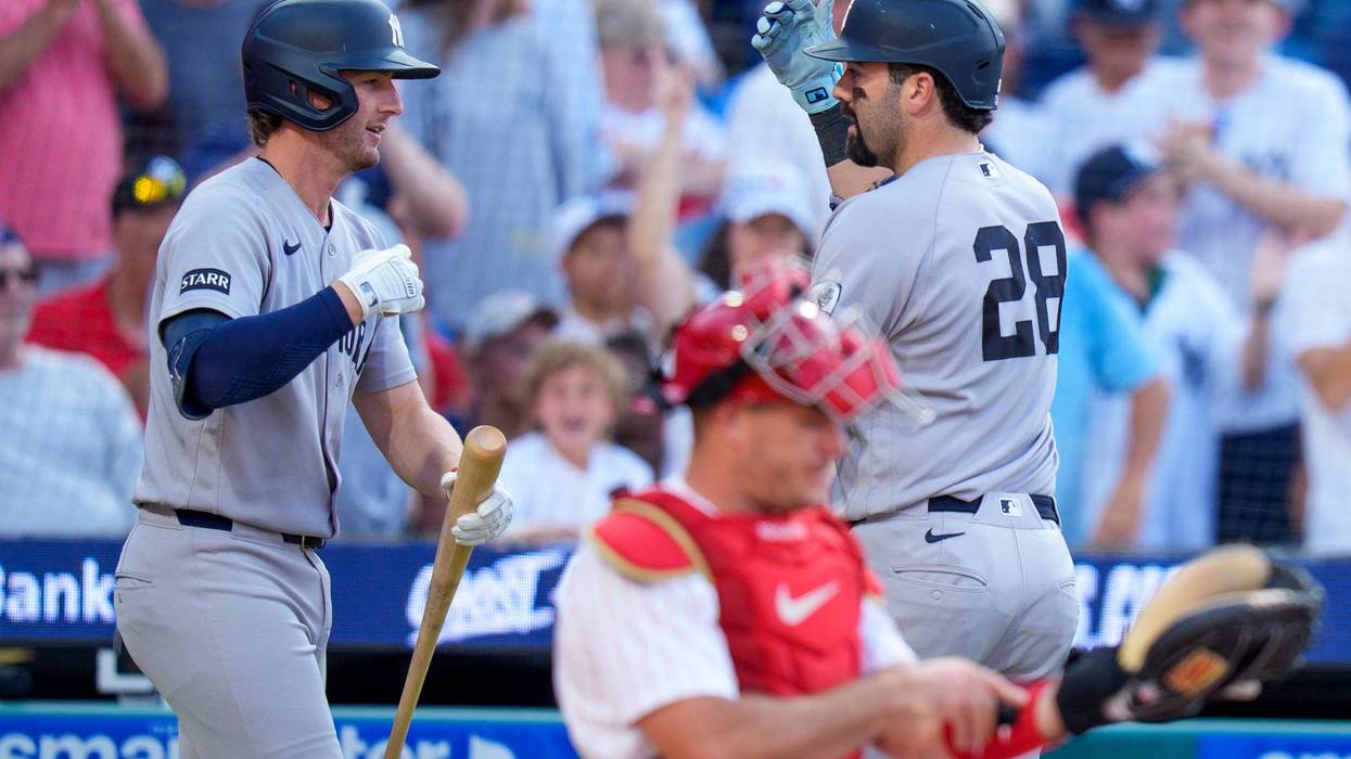 Wells and Domínguez homer to lead New York Yankees past Philadelphia Phillies 3-1