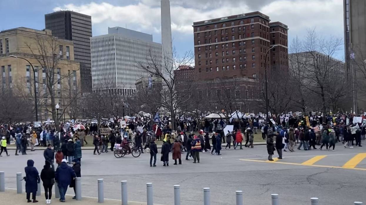‘No Kings’ rally draws thousands to Niagara Square