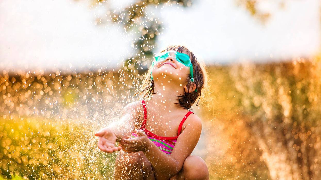 niña jugando afuera