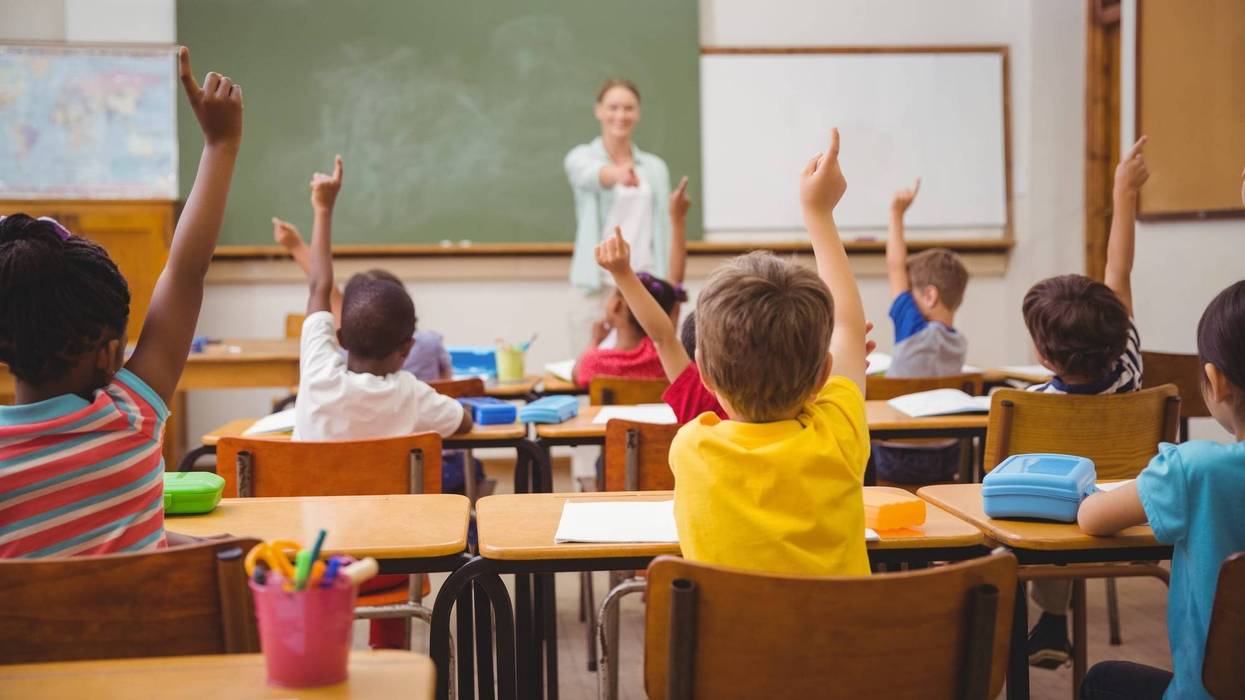 Niños en salón de clase con maestra