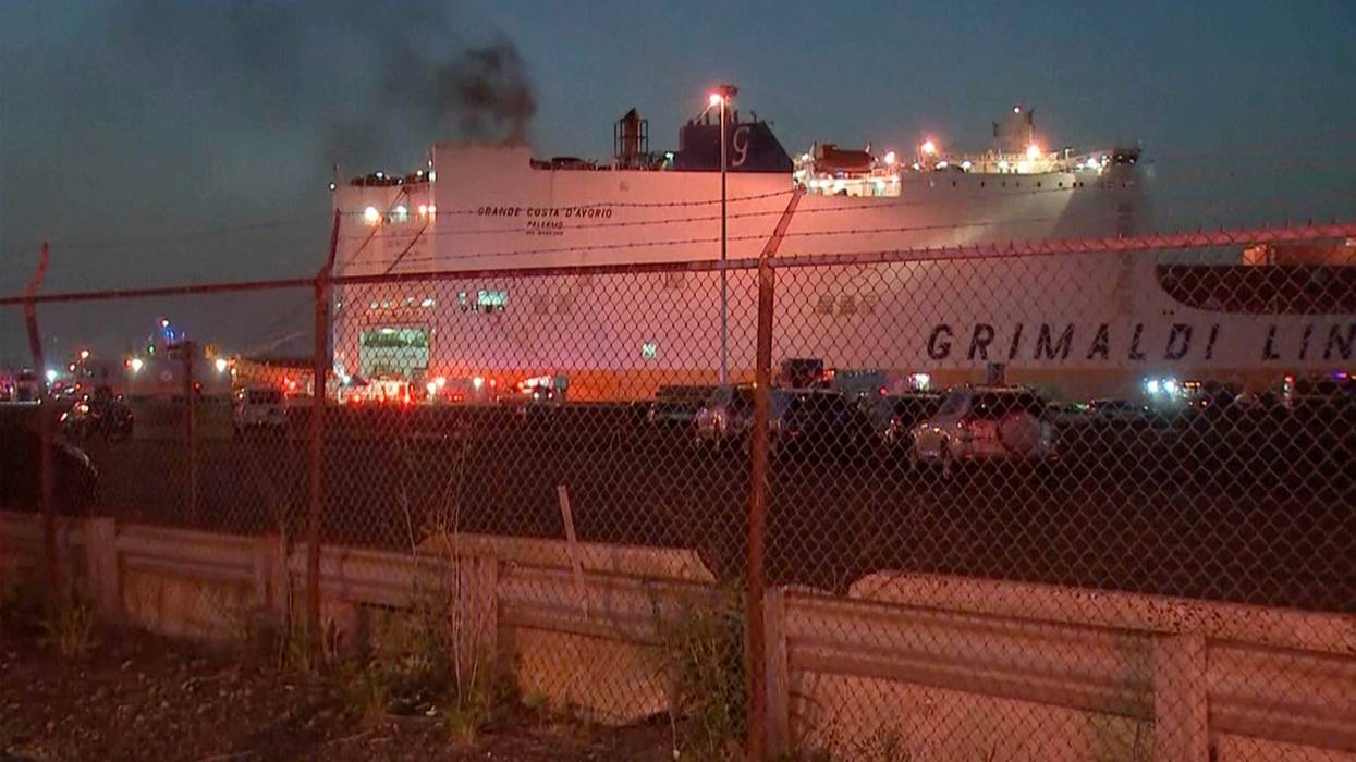 NUEVA JERSEY-INCENDIO EN BARCO