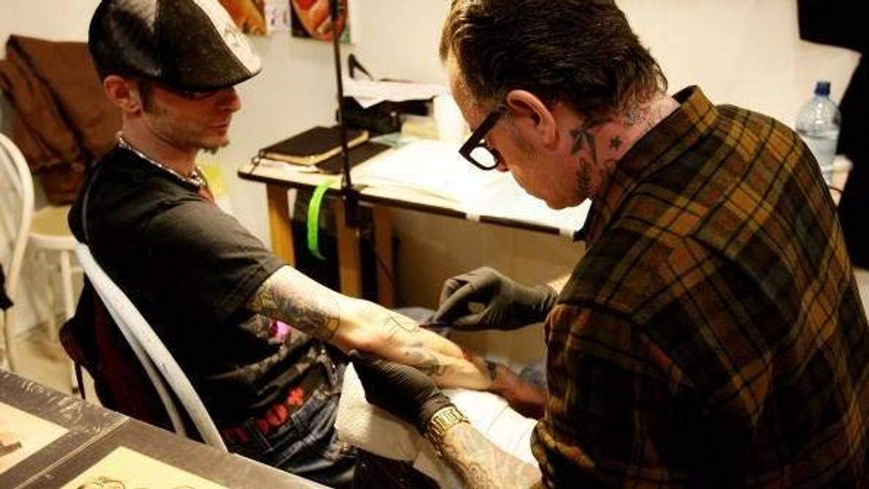 Obliga a su novio adolescente a tatuarse su nombre en el pene