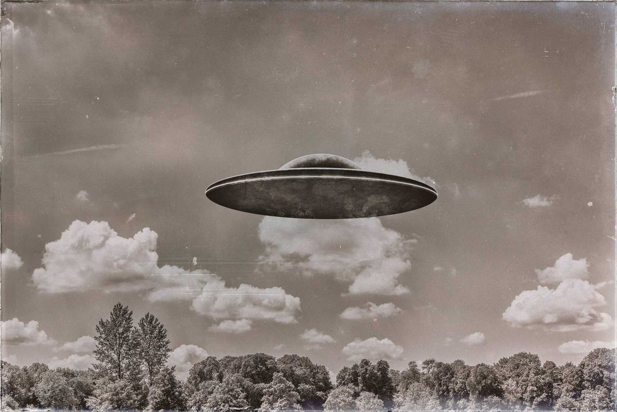 Old style photo of a flying saucer.