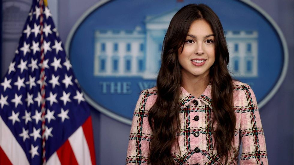 Olivia Rodrigo and Anthony Fauci read vaccine tweets from The White House