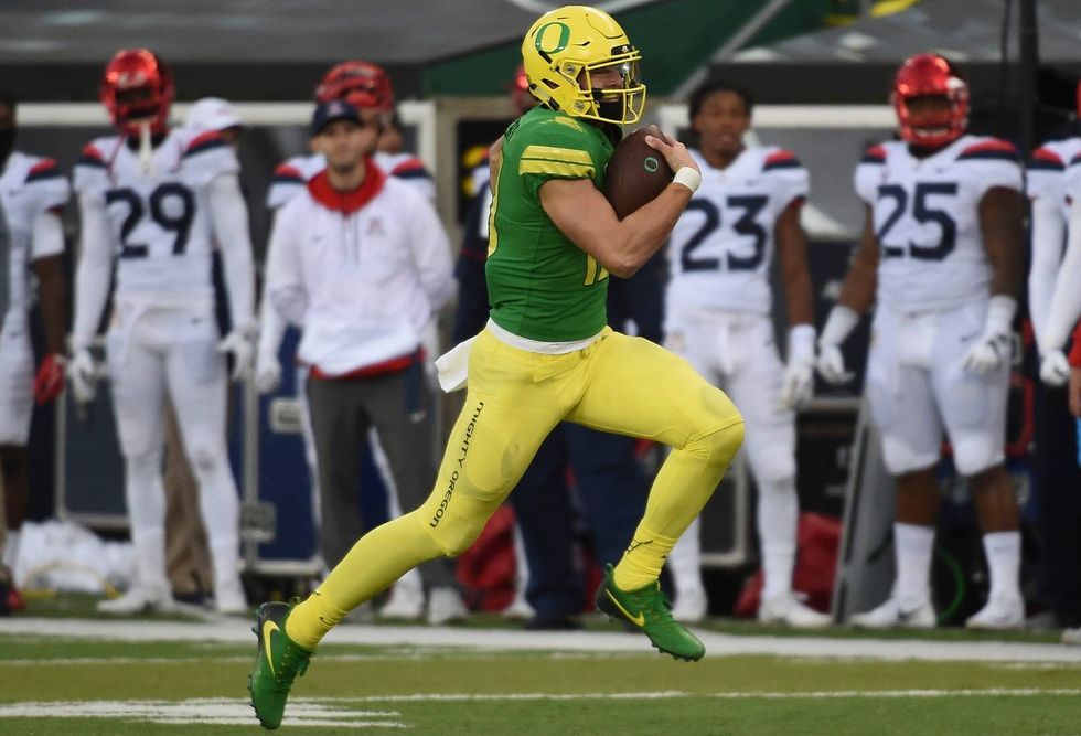 Oregon QB Justin Herbert escapes for a long touchdown