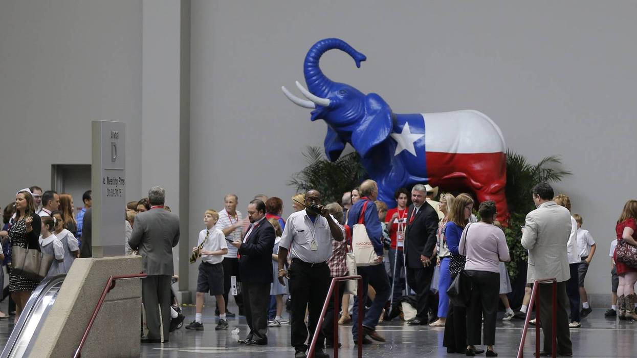 Organizers for the upcoming Republican midterm convention in Dallas are actively recruiting 750 volunteers per day to help manage crowds and assist attendees at the American Airlines Center next month.