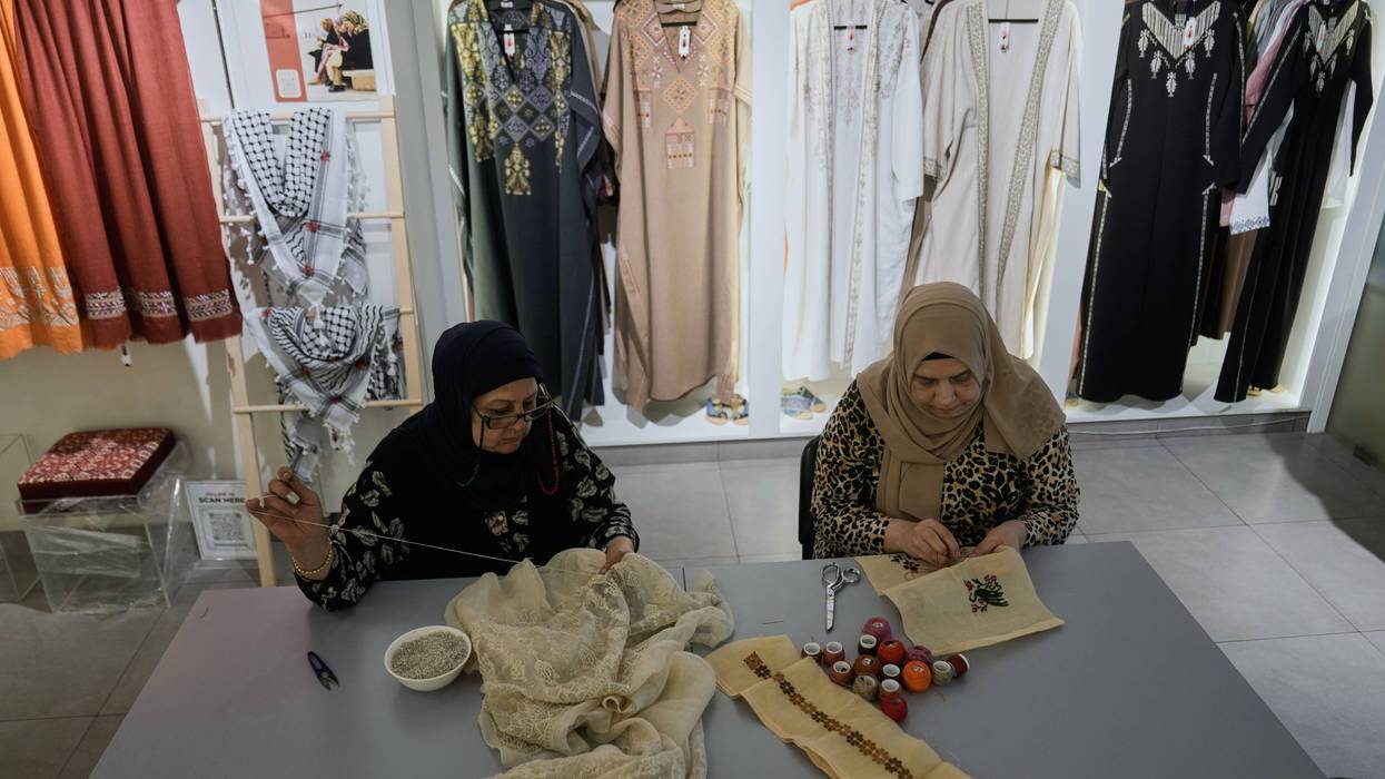 Palestinians Threads of Connection 216
