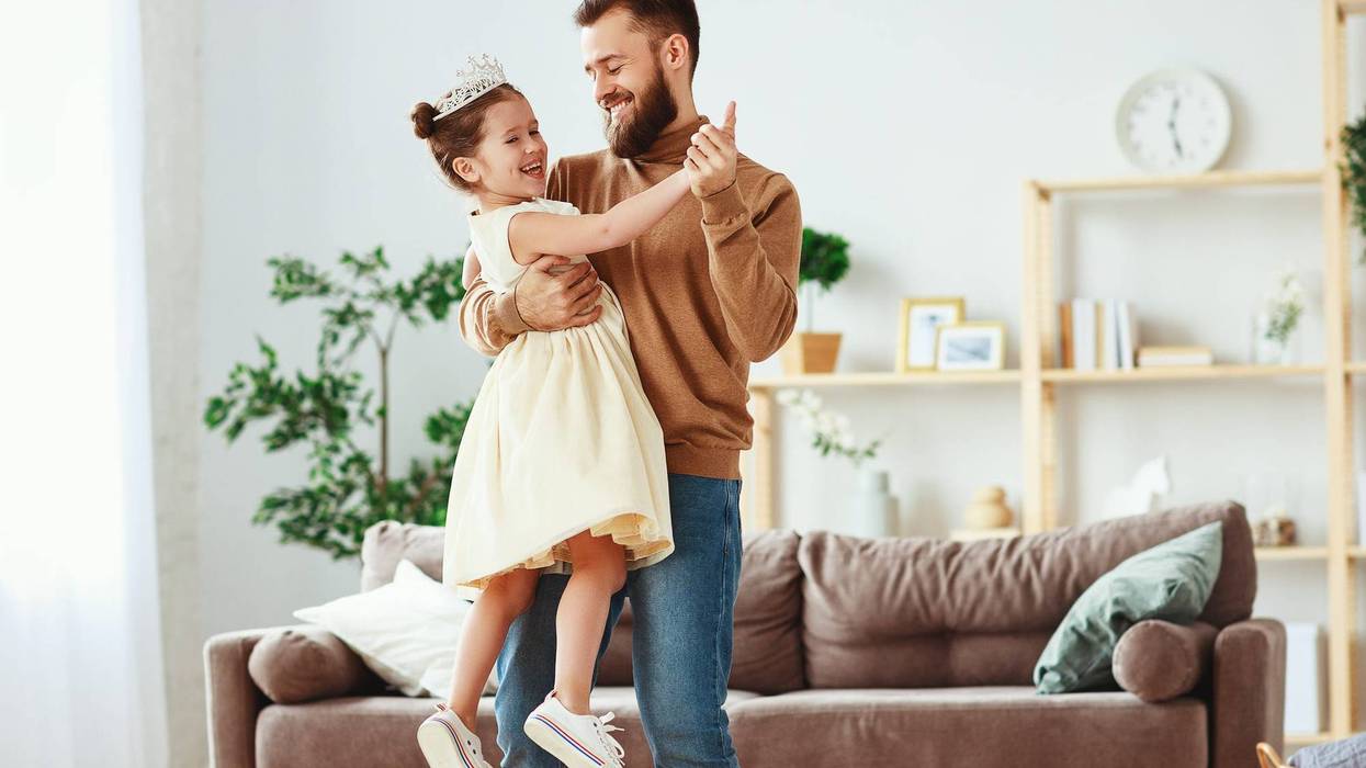 papá bailando con su hija