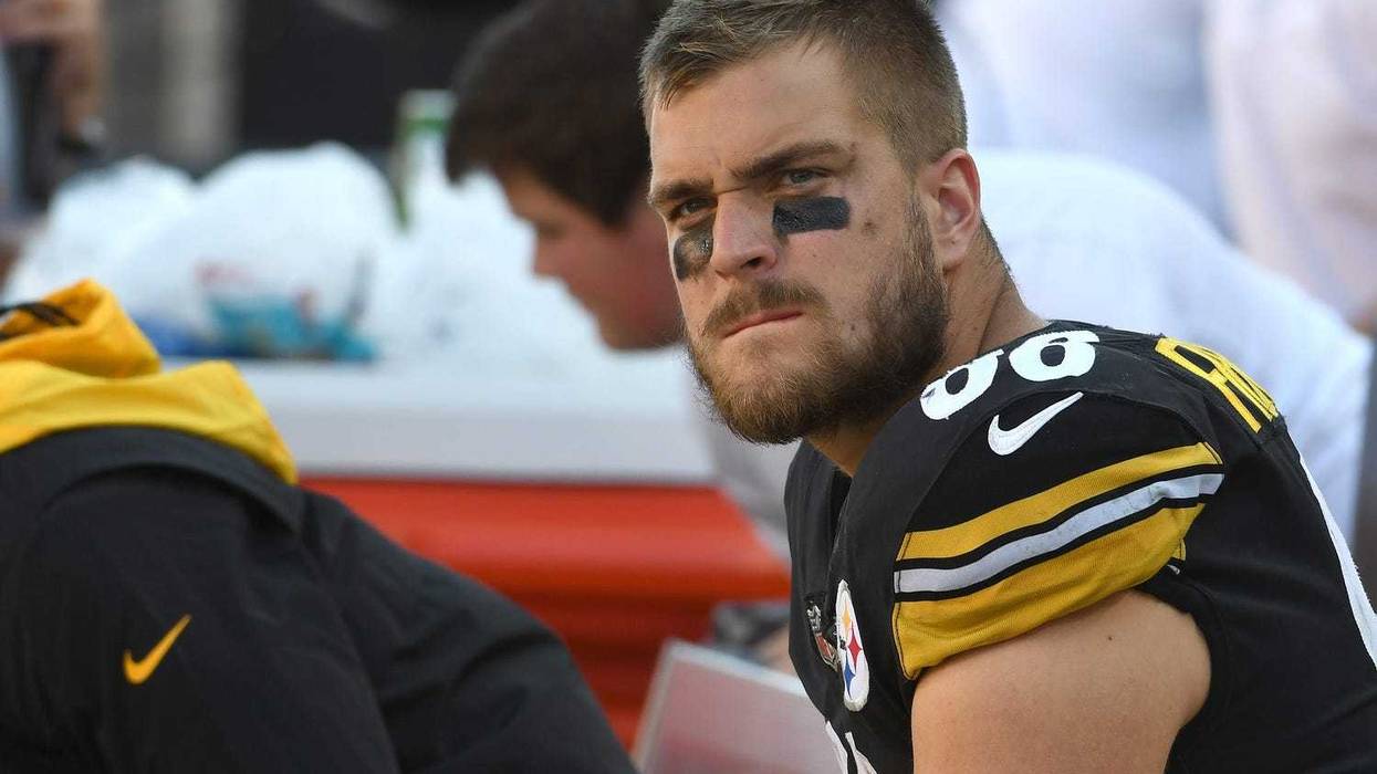 Pat Freiermuth looking