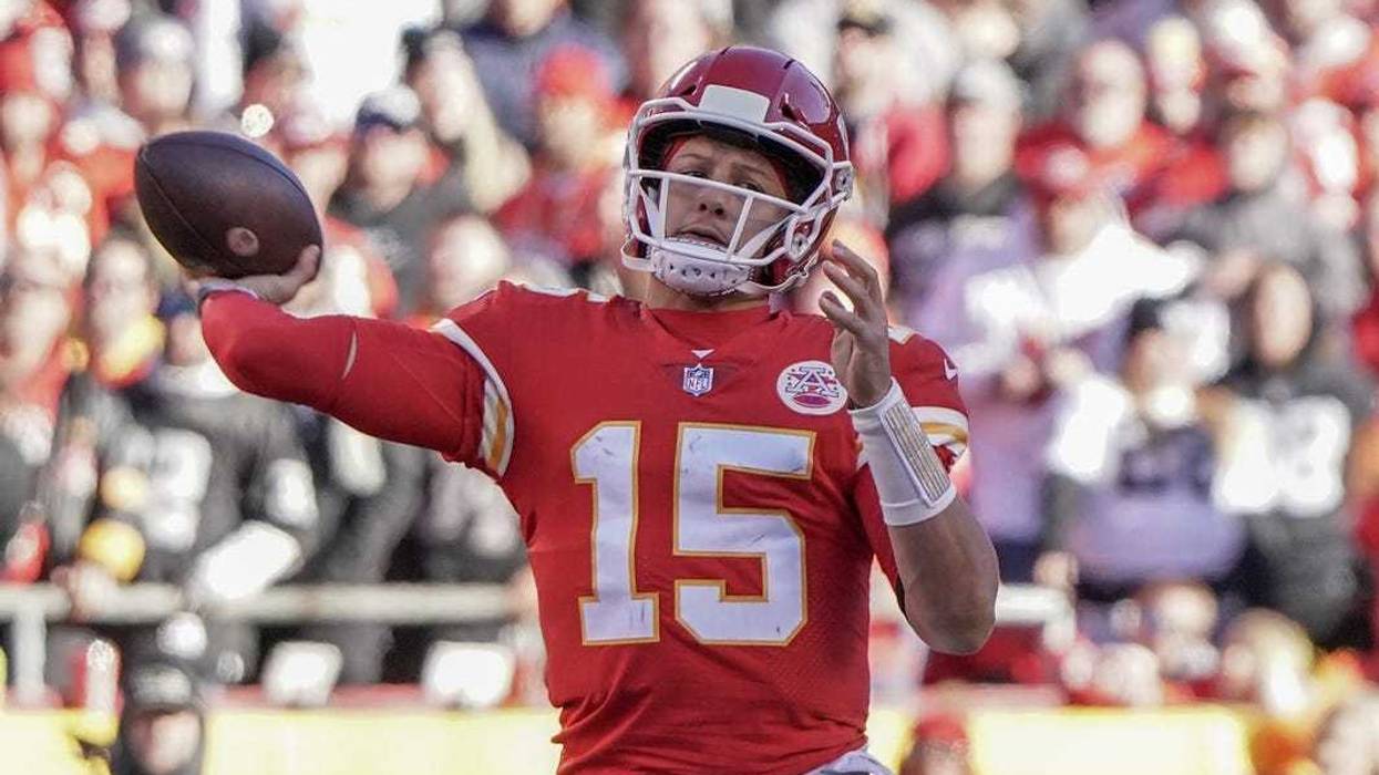 Patrick Mahomes throwing