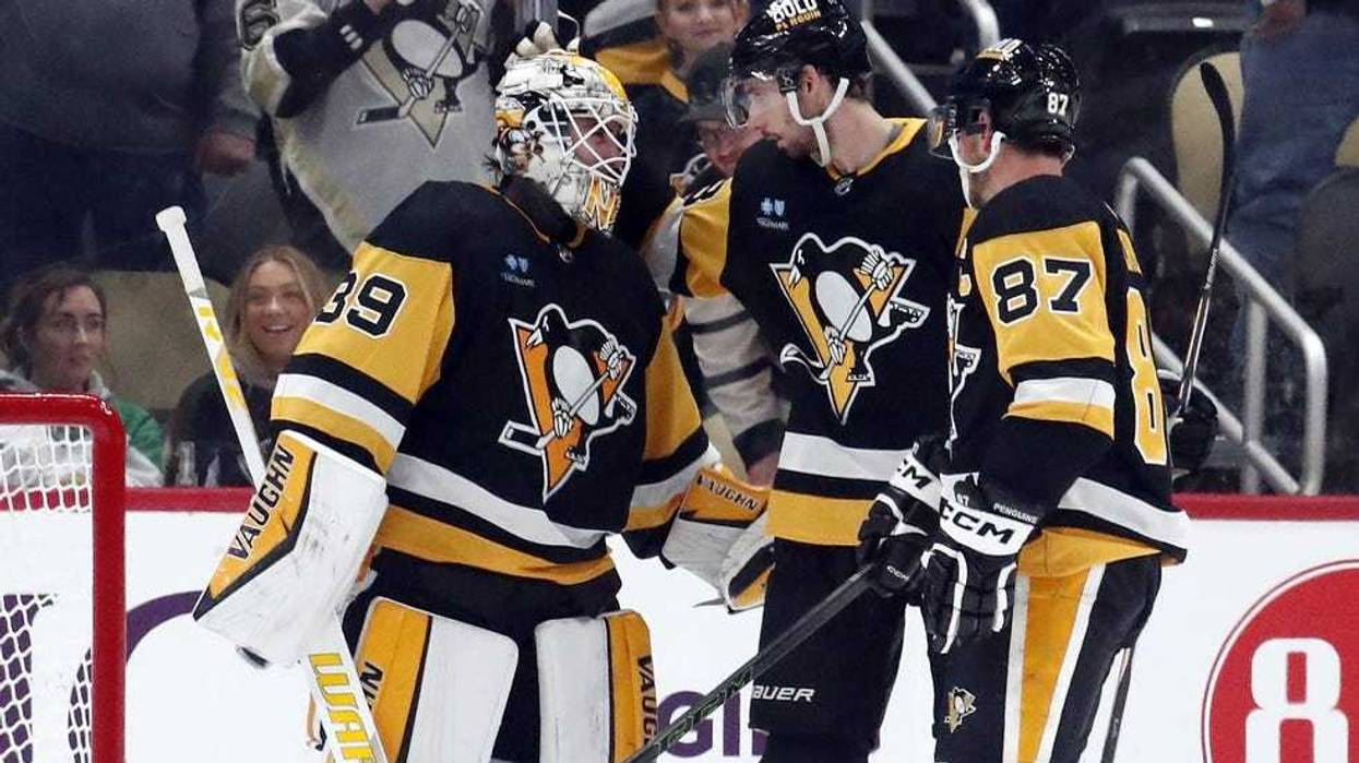 Pens celebrate win with Crosby