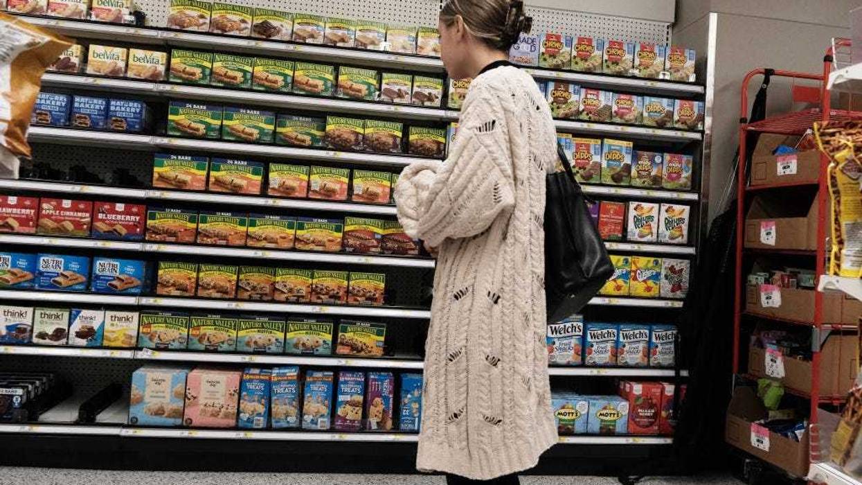 People shop for groceries in a Manhattan store on October 26, 2022 in New York City. Inflation, in the form of higher prices for gas, food, and other consumer goods is one of the dominant issues on voters' minds as the country heads into the midterm elections on November 8. (Photo by Spencer Platt/Getty Images)