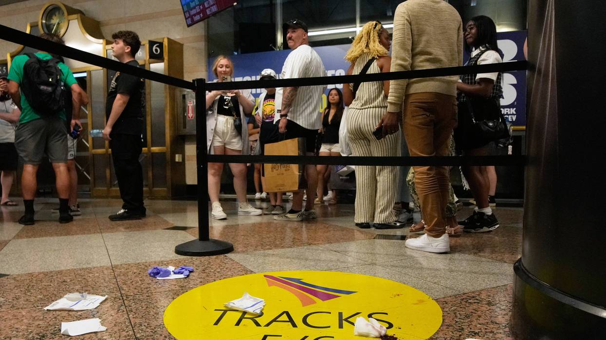 6 people hurt in stabbing at Penn Station; suspect in custody