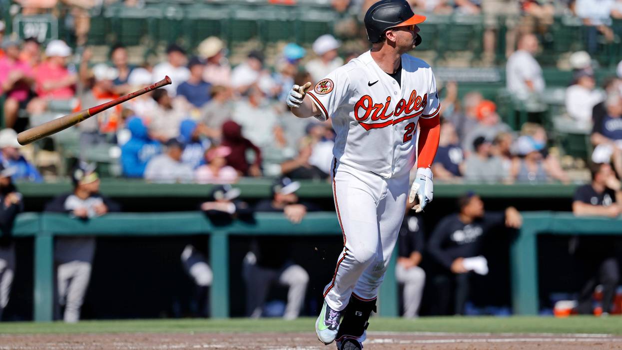 Pete Alonso flips his bat after homering against the Yankees