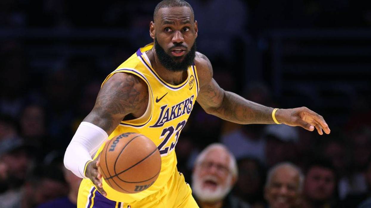 Philadelphia 76ers v Los Angeles Lakers