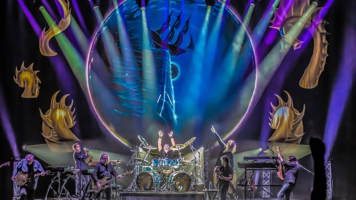 Picture of Kansas Performing "Point Of Know Return"