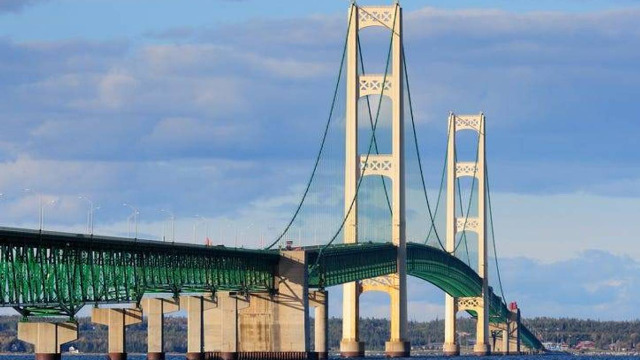 Picture of the Mackinac Bridge during the day.