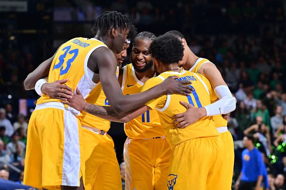 Pitt basketball huddle