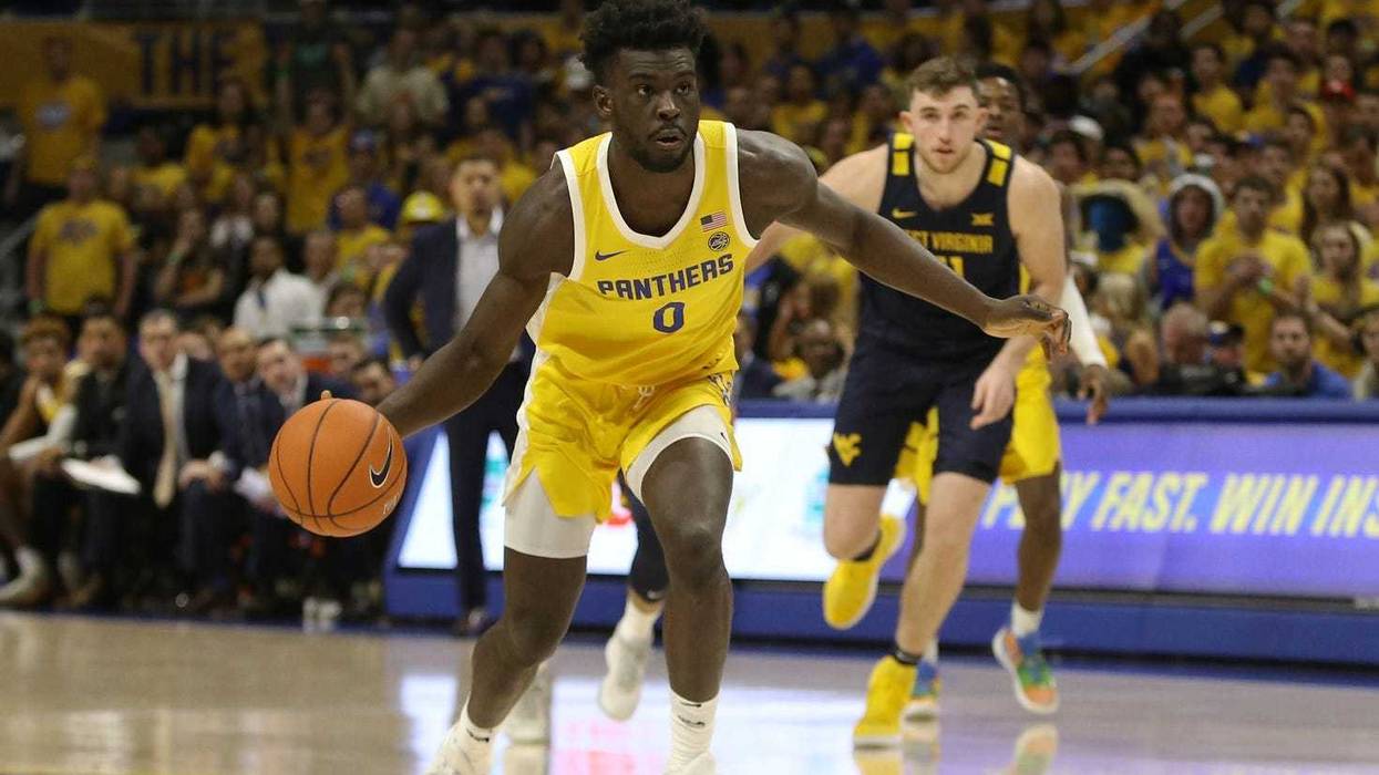 Pittsburgh Panthers forward Eric Hamilton (0) dribbles the ball against the West Virginia Mountaineers