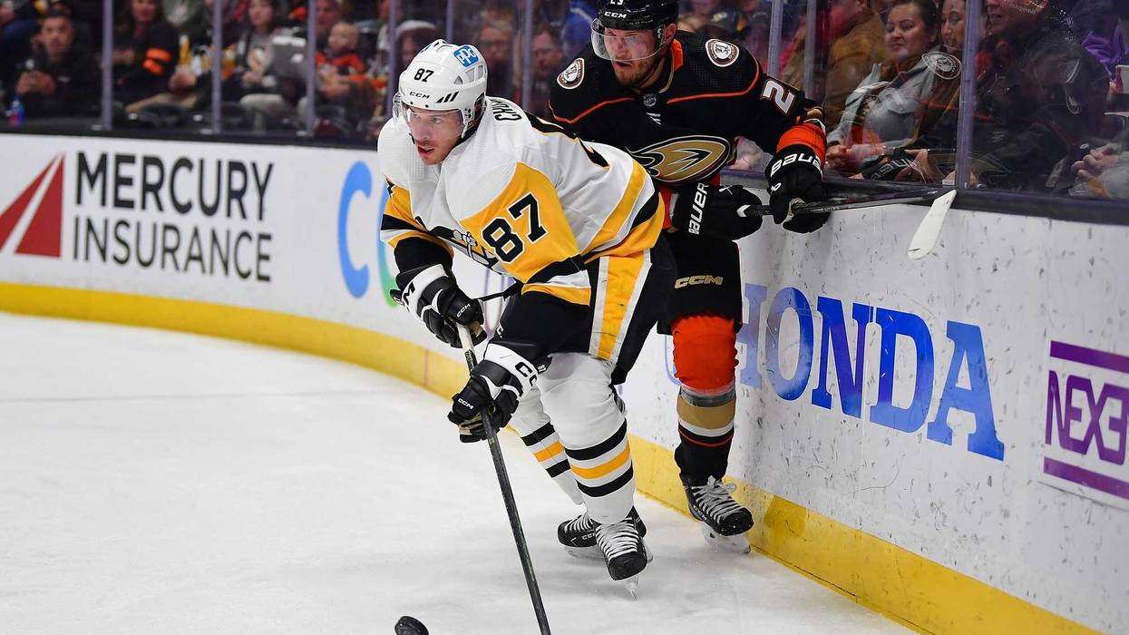 Pittsburgh Penguins center Sidney Crosby (87) controls the puck against Anaheim Ducks defenseman Dmitry Kulikov (29)