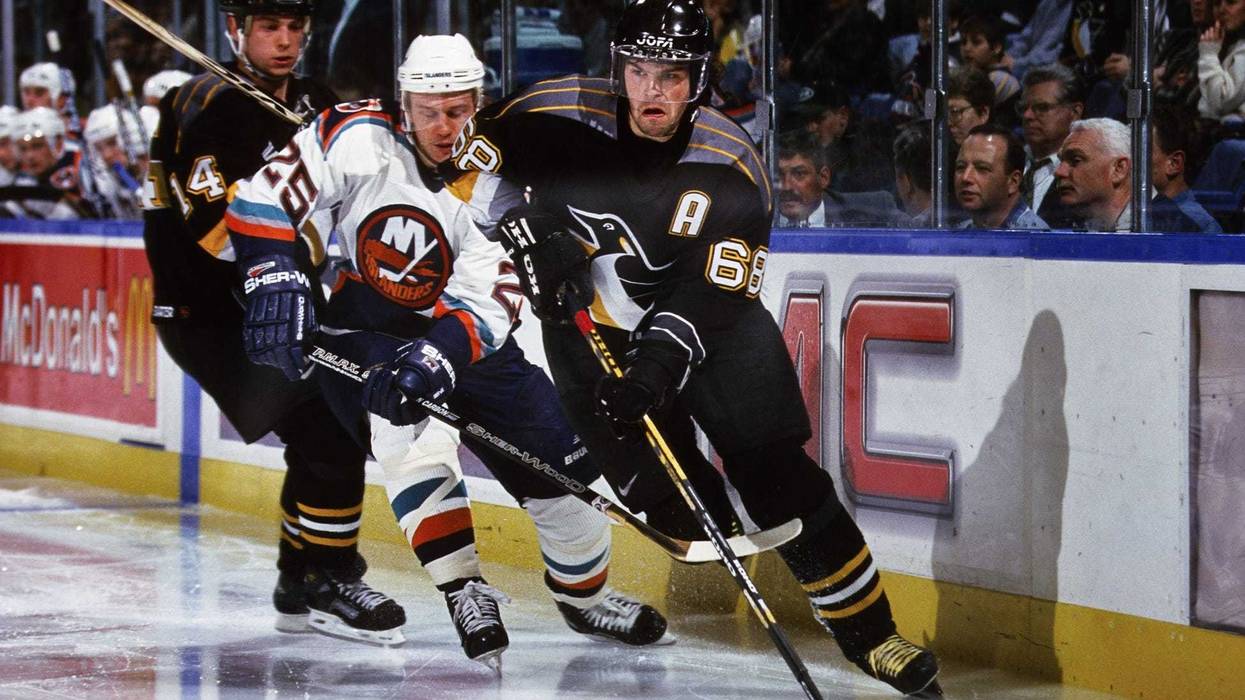 Pittsburgh Penguins right wing Jaromir Jagr (68) and Stu Barnes (14) in action against New York Islanders