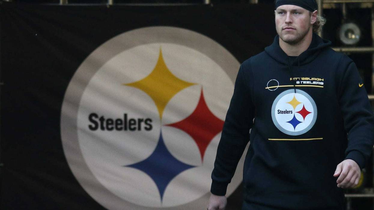 Pittsburgh Steelers inside linebacker Robert Spillane (41) takes the field to warm up before he game against the Detroit Lions