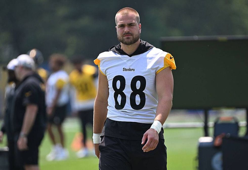Steelers' tight end Pat Freiermuth ties the knot!