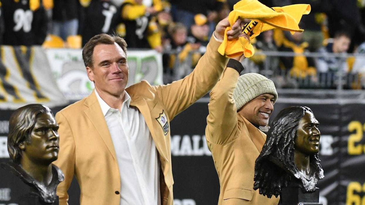 Pittsburgh Steelers players Alan Faneca (left) and Troy Polamalu wave their Terrible Towels