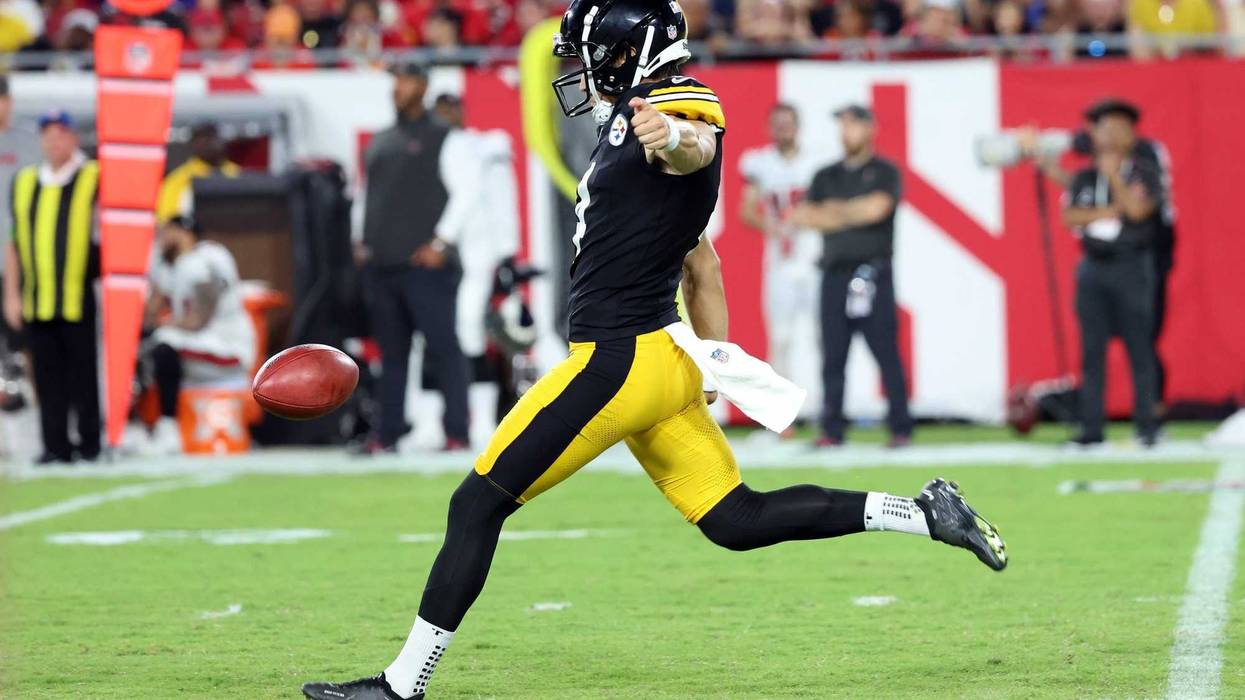 Pittsburgh Steelers punter Braden Mann (4) punts the ball against the Tampa Bay Buccaneers
