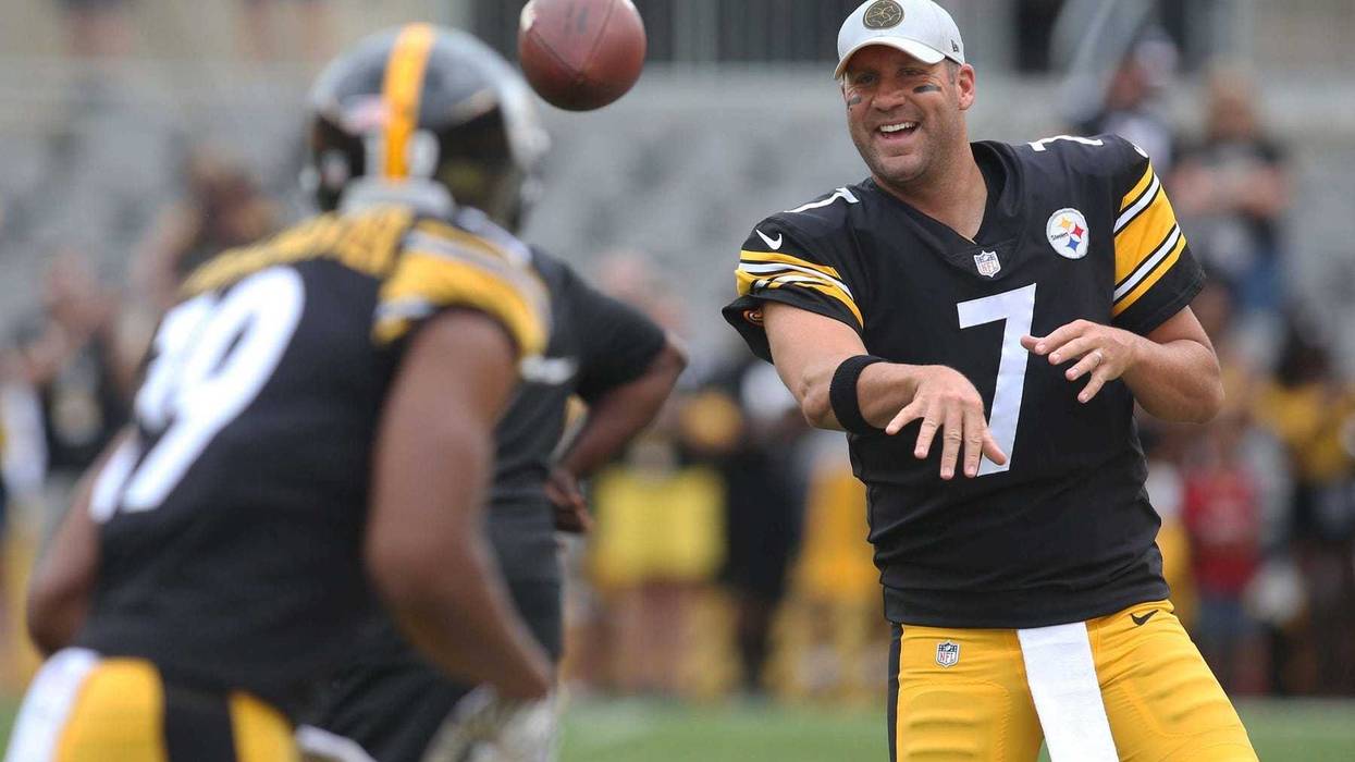 Pittsburgh Steelers quarterback Ben Roethlisberger (7) and wide receiver JuJu Smith-Schuster (19) warm up before playing the Tennessee Titans