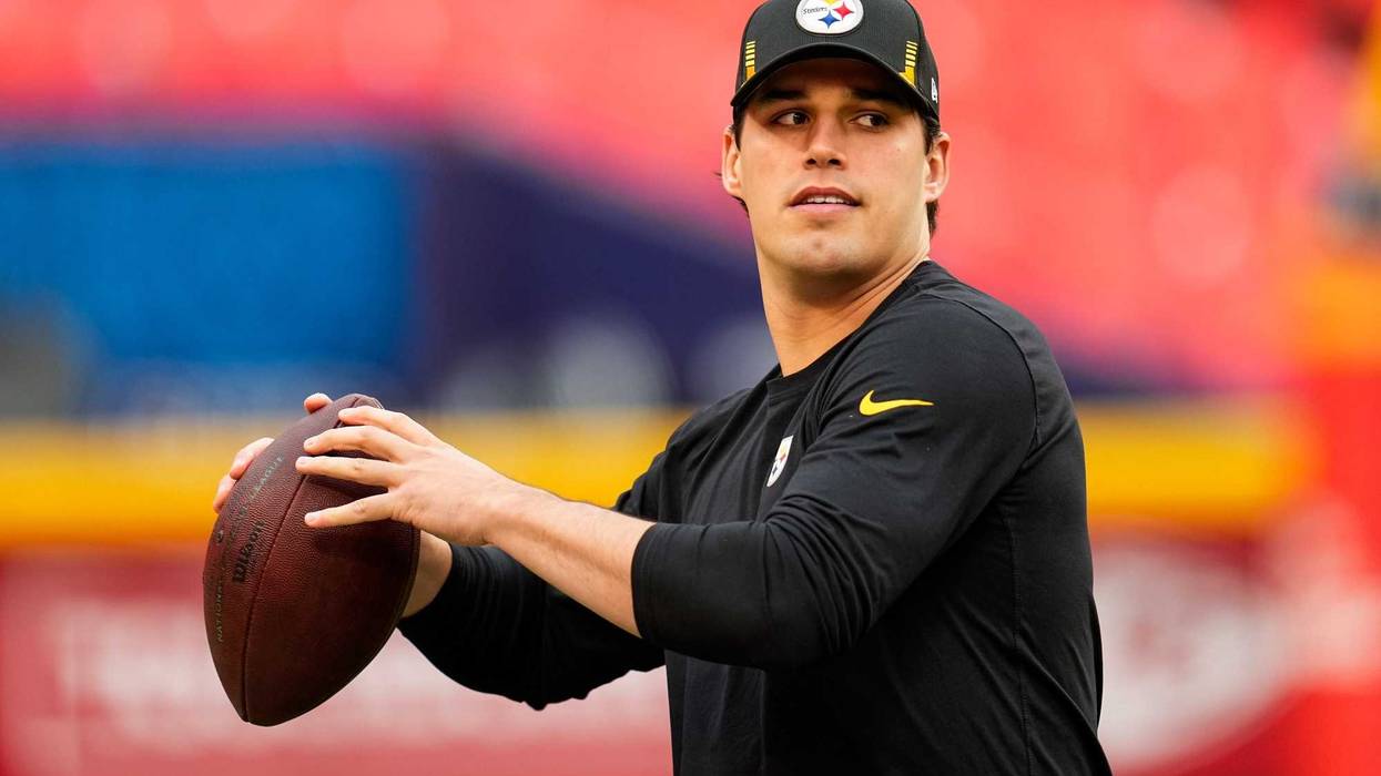 Pittsburgh Steelers quarterback Mason Rudolph (2) warms up before the game against the Kansas City Chiefs