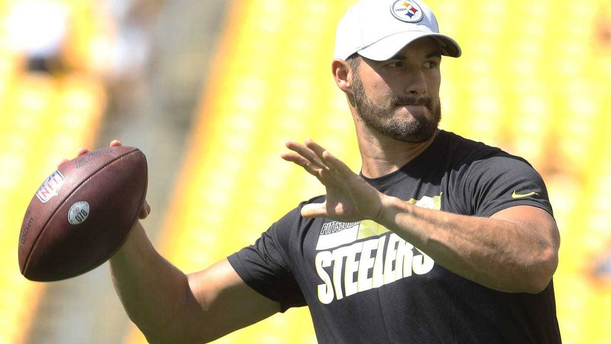 Pittsburgh Steelers quarterback Mitch Trubisky (10) warms up before the game against the Detroit Lions at Acrisure Stadium.