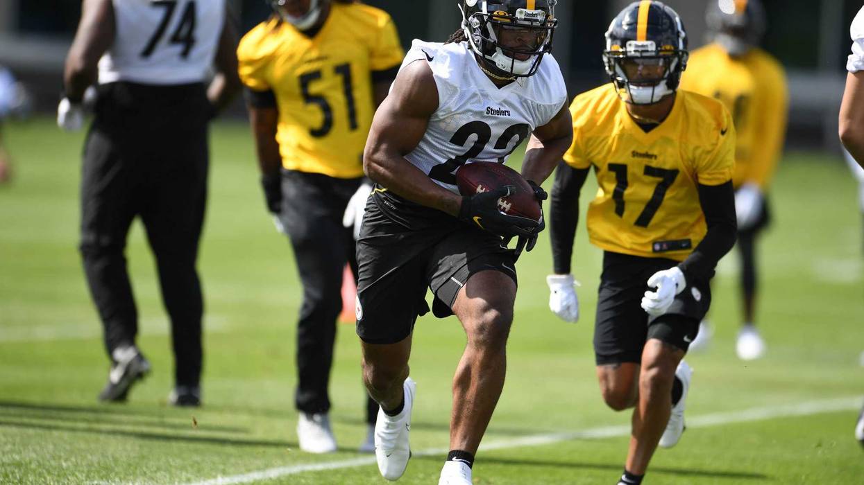 Pittsburgh Steelers running back Najee Harris (22) practices at the UPMC Rooney Sports Complex