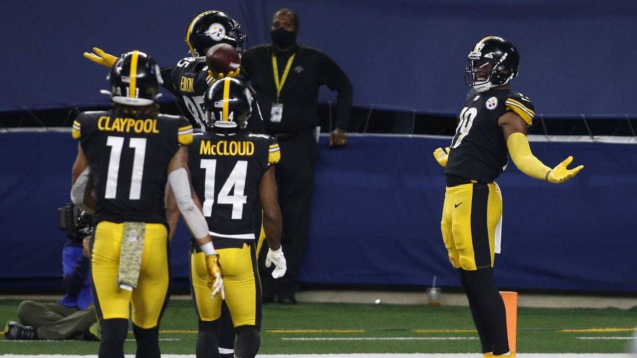 Pittsburgh Steelers tight end Eric Ebron (85) and wide receiver JuJu Smith-Schuster (19) celebrate a touchdown