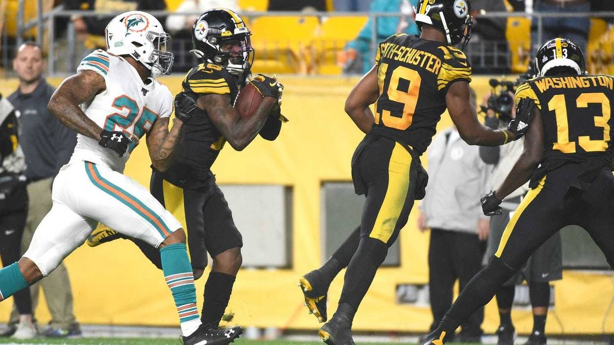 Pittsburgh Steelers wide receiver Diontae Johnson (18) runs for a 45 yard touchdown against the Miami Dolphins during the second quarter at Heinz Field.