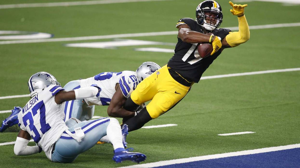 Pittsburgh Steelers wide receiver JuJu Smith-Schuster (19) catches a pass