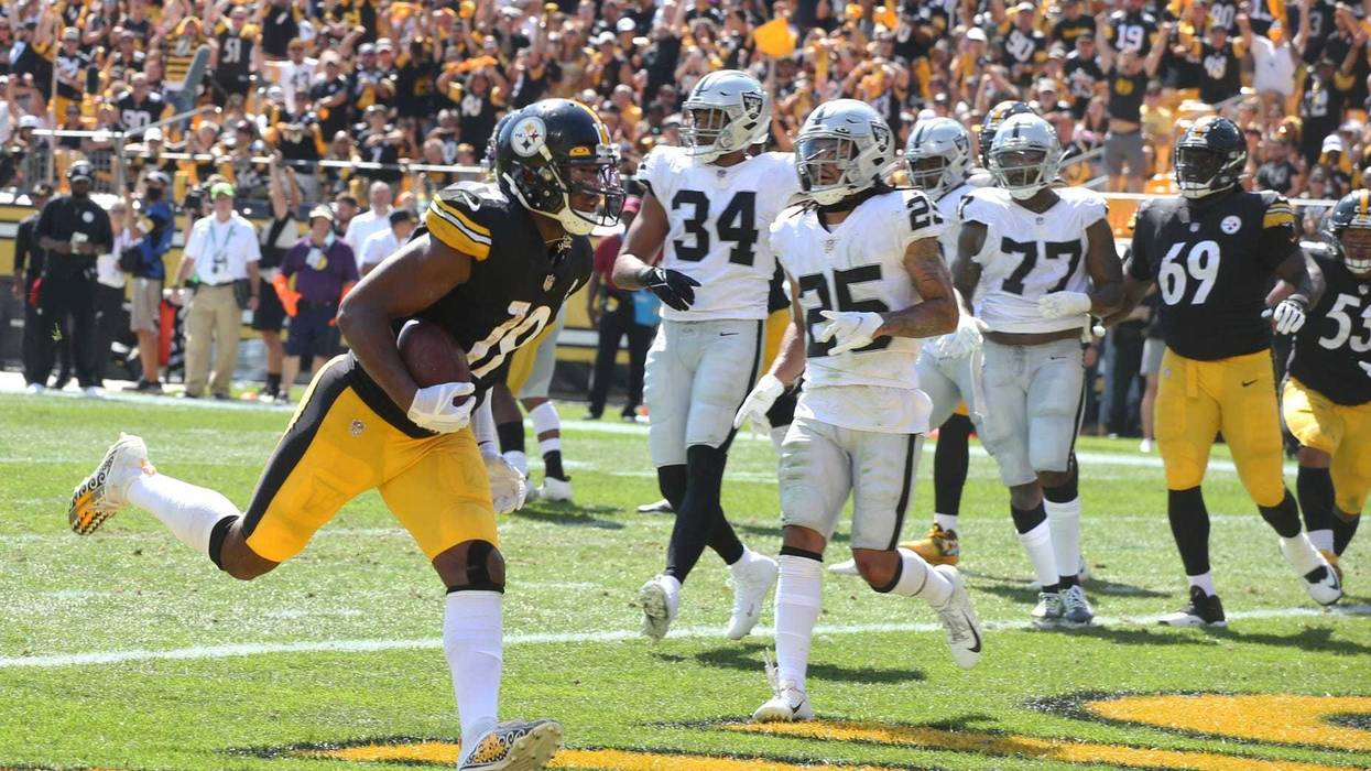 Pittsburgh Steelers wide receiver JuJu Smith-Schuster (19) scores a six yard touchdown