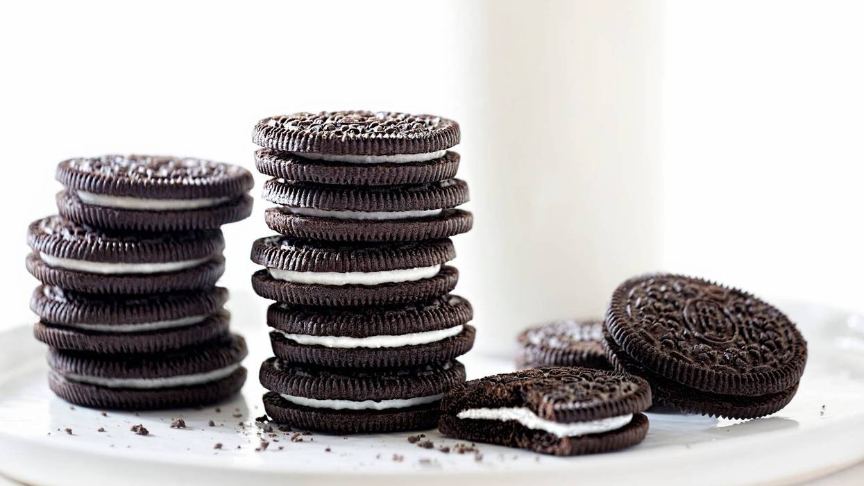 Plate of Oreo cookies